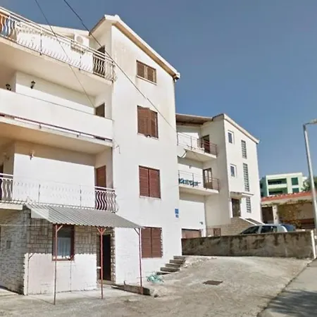 Violet Trogir